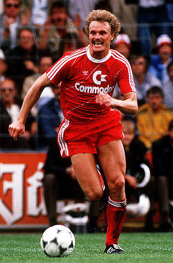 6. Roland Wohlfarth - der (zu) Bescheidene: Kam 1984 vom MSV Duisburg und konnte sich trotz all der weitaus teureren Einkäufe stets gegen die Konkurrenz behaupten. Bejubelte seine Treffer (155 in 331 Spielen) genauso schüchtern und zurückhaltend wie er sich außerhalb des Platzes gab. Brachte er es trotz seiner Top-Qualitäten auf nur zwei Länderspiele.