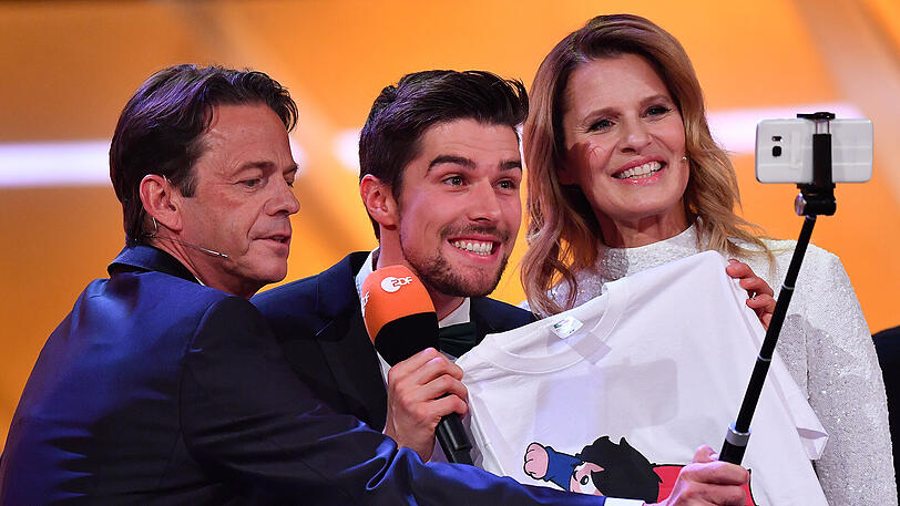 Der Gewinner mit den beiden Moderatoren der Show: Kombinierer Johannes Rydzek (m.) mit Katrin Müller-Hohenstein und Rudi Cerne.