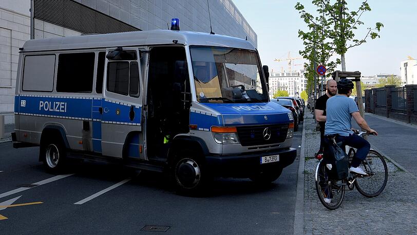 Ein Polizeiwagen sperrt den Zugang zum Evakuierungsgebiet.