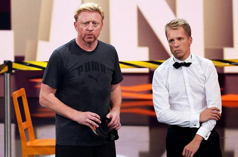 Boris Becker völlig verzagt, Oliver Pocher (re.) schaut nur ausnahmsweise ernst in die Landschaft.