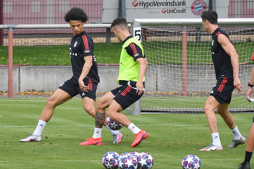 Sané im Zweikampf mit Leihspieler Ivan Perisic.