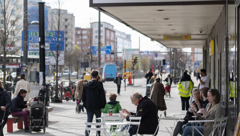 Menschen sitzen im Stadtzentrum von Stockholm vor einem Eiscafe. Menschen sitzen im Stadtzentrum von Stockholm vor einem Eiscafe.