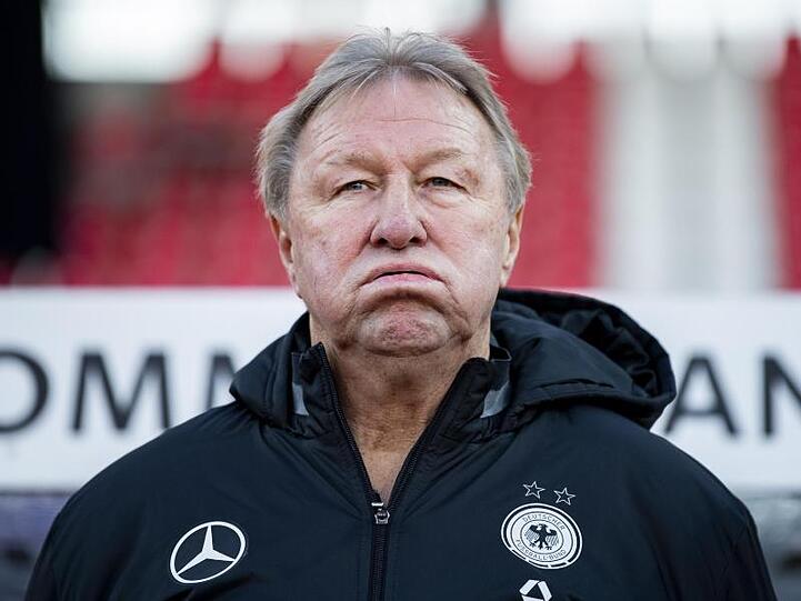 Bundestrainer Horst Hrubesch scheint mit dem Verlauf des Testspiels gegen Spanien nicht zufrieden zu sein.