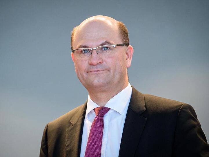 Albert Füracker (CSU), Finanzminister von Bayern, kommt zu einer Kabinetssitzung. Foto: Matthias Balk/dpa/Archivbild