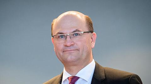 Albert Füracker (CSU), Finanzminister von Bayern, kommt zu einer Kabinetssitzung. Foto: Matthias Balk/dpa/Archivbild