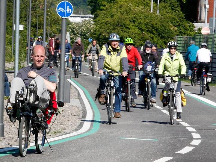 So sollte es immer sein: Fahrradfahrer bei der offiziellen Eröffnung eines weiteren Teilstücks des Radschnellwegs Ruhr (RS 1).