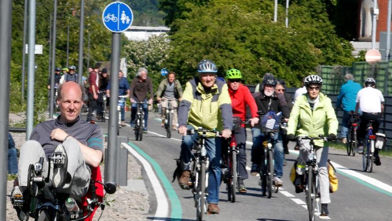 So sollte es immer sein: Fahrradfahrer bei der offiziellen Eröffnung eines weiteren Teilstücks des Radschnellwegs Ruhr (RS 1). So sollte es immer sein: Fahrradfahrer bei der offiziellen Eröffnung eines weiteren Teilstücks des Radschnellwegs Ruhr (RS 1).