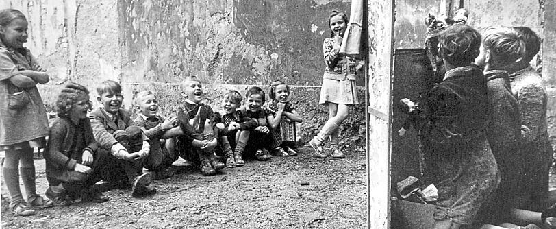 Nein, da steht kein Fernseher. Kinder führen auf - und Kinder schauen zu.