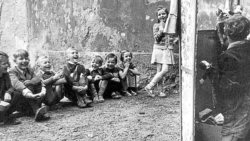 Nein, da steht kein Fernseher. Kinder führen auf - und Kinder schauen zu. Nein, da steht kein Fernseher. Kinder führen auf - und Kinder schauen zu.