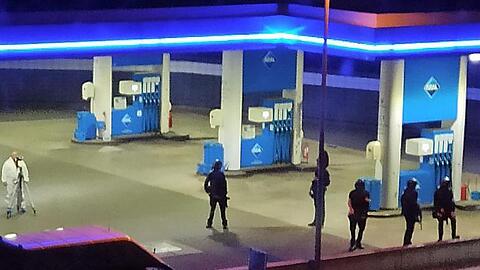 Polizisten sichern die Tankstelle kurz nach der Tat.