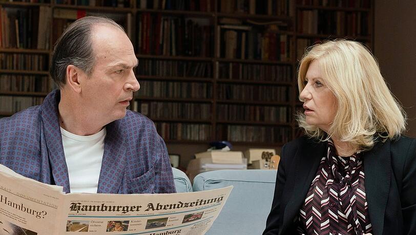 "Die Kanzlei: Heimatlos": Markus Gellert (Herbert Knaup) und Isa von Brede (Sabine Postel) nutzen Gellerts Wohnung als Büro.