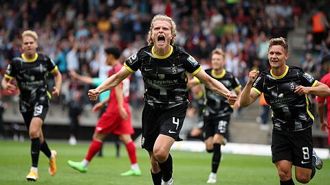 Unsere Art ist es, zu Hause zu attackieren", sagt Trainer Michael Köllner über seine Löwen um Jesper Verlaat (l.).