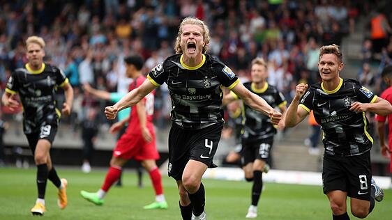 Unsere Art ist es, zu Hause zu attackieren", sagt Trainer Michael Köllner über seine Löwen um Jesper Verlaat (l.).