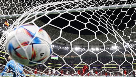 Ferran Torres verwandelt einen Elfmeter zum 3:0 für Spanien: Der Ball zappelt im Netz.
