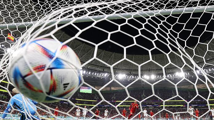 Ferran Torres verwandelt einen Elfmeter zum 3:0 für Spanien: Der Ball zappelt im Netz.