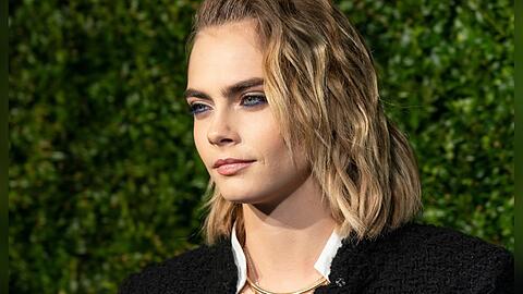 Cara Delevingne machte einen Alkoholentzug und sagt, dass sie jetzt so ruhig und selbstbewusst ist wie noch nie.