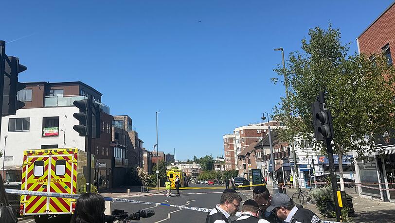 Bei einem Messerangriff wurden zwei Menschen verletzt.