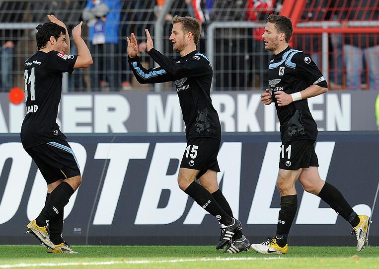 Und 2:1! 1860 ziehen souverän am Karlsruher Ausgleichstreffer vorbei und geben damit einen ersten Vorgeschmack auf den Spielausgang zugunsten der Löwen - Kevin Volland, Stefan Aigner und Benjamin Lauth (von links) jubeln.