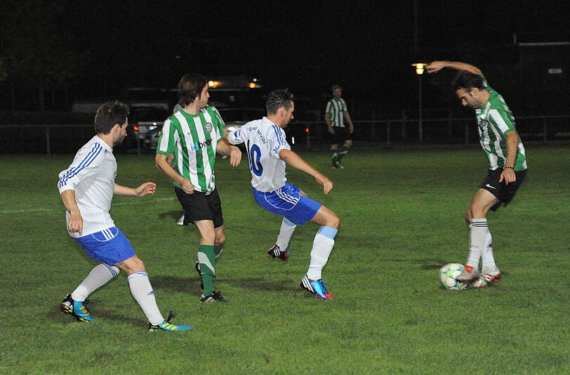 Es geht um die Ehre: Der 1. FC Real Hinterbrühl (in weiß, hier im Halbfinale gegen Spartak Norris) trifft auf den FC E-Garten05.