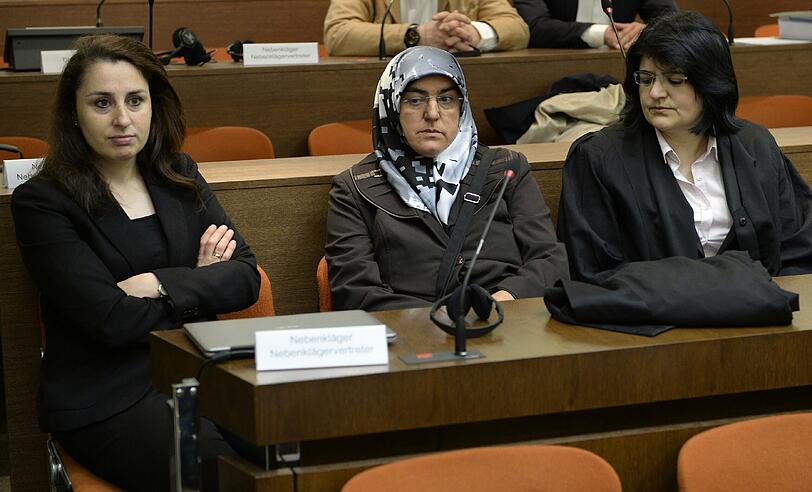 Sie sitzt als Nebenklägerin mit ihren Anwältinnen im Gerichtssaal: Adile Simsek (Mitte), Witwe des ersten NSU-Opfers Enver Simsek.