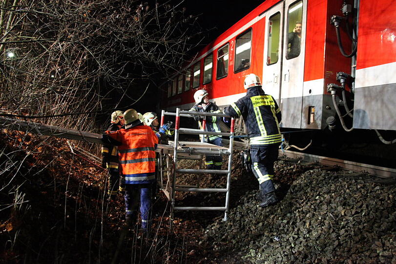Die Feuerwehr evakuierte die Fahrgäste. Die Bilder vom Einsatzort.