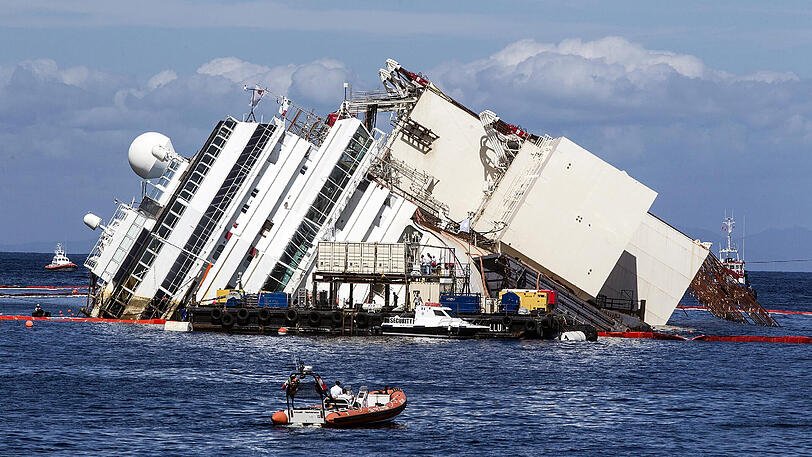Die Costa Concordia liegt halb im Wasser.