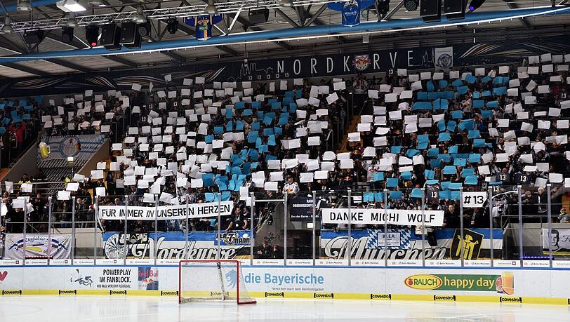 Mit einer großartigen Choreo bedanken sich die Fans bei EHC-Kapitän Michael Wolf. Mit einer großartigen Choreo bedanken sich die Fans bei EHC-Kapitän Michael Wolf.