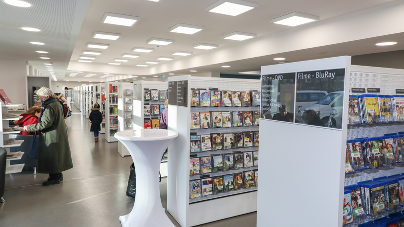 Modern und mit viel Weiß: So sieht die nagelneue Bibliothek innen aus.