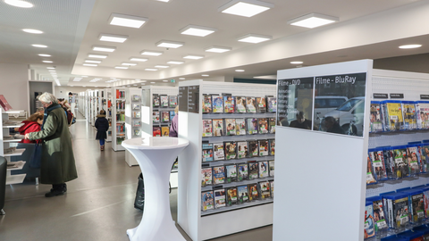 Modern und mit viel Weiß: So sieht die nagelneue Bibliothek innen aus.