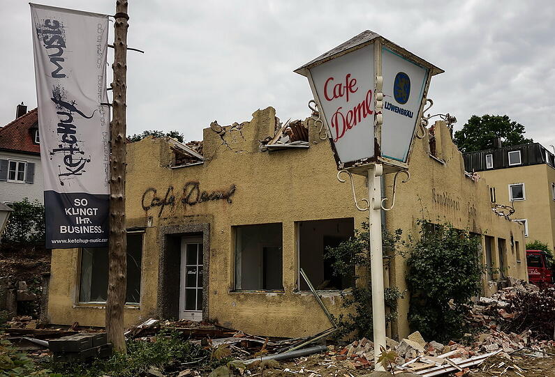 Trostlose Baustelle: Hier fallen die Mauern des alten Café-Deml-Hauses.