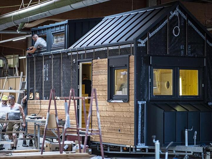Bundesweit gibt es rund 20 Tiny-House-Anbieter. Zunehmend rücken die winzigen Häuschen als Eigenheim in den Fokus.
