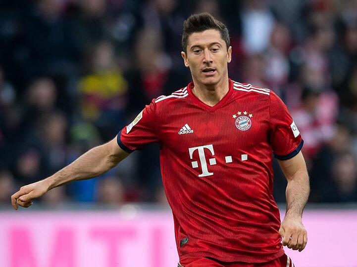 Robert Lewandowski von Bayern München spielt den Ball. Foto: Sina Schuldt/Archivbild