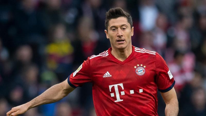 Robert Lewandowski von Bayern München spielt den Ball. Foto: Sina Schuldt/Archivbild