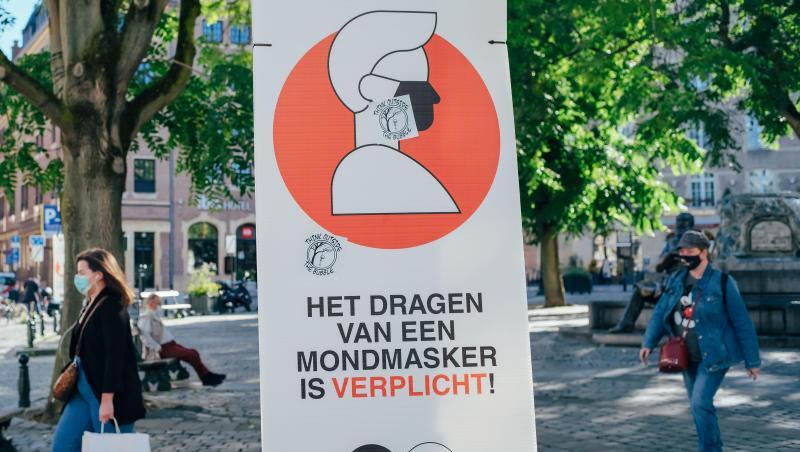 Ein Schild weist in einer Fußgängerzone auf die wegen der Corona-Pandemie geltende Maskenpflicht hin.