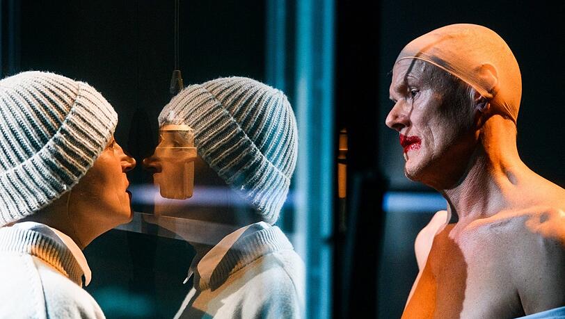 Die Patientin (Judith Toth) und ihr Arzt (Thomas Meinhardt).