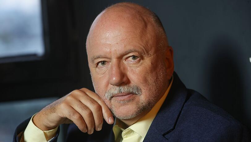 Der ukrainische Schriftsteller Andrej Kurkow während eines Fototermins.