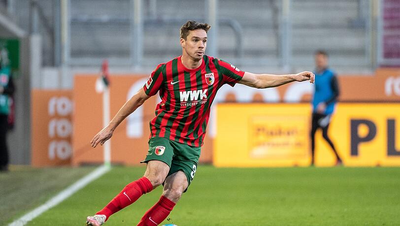 Raphael Framberger von Augsburg spielt den Ball.