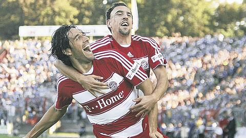 Jubelt er auf Schalke wieder? Stürmer-Star Luca Toni, hier mit Franck Ribéry, ist wieder fit.