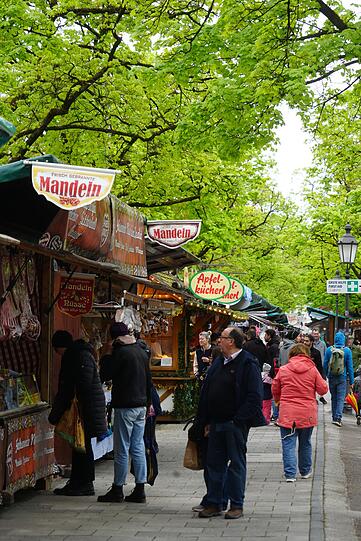 Was darf’s sein? Gebrannte Mandeln, Apfelkücherl oder Würstel?
