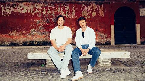 Das Porträt "Hummels - La Finale. Mit Tommi Schmitt" entstand in Rom - links Hummels, rechts Schmitt.