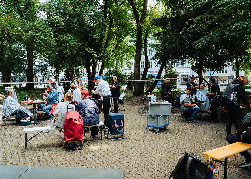 Im Nußbaumpark schneiden die "Barber Angels" am Sonntag die Haare von Menschen, die sich einen Friseurbesuch nicht leisten können. Im Nußbaumpark schneiden die "Barber Angels" am Sonntag die Haare von Menschen, die sich einen Friseurbesuch nicht leisten können.