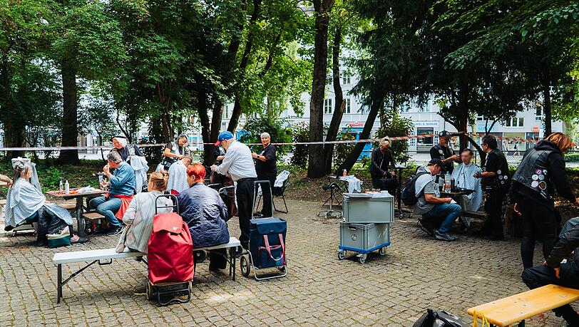 Im Nußbaumpark schneiden die "Barber Angels" am Sonntag die Haare von Menschen, die sich einen Friseurbesuch nicht leisten können. Im Nußbaumpark schneiden die "Barber Angels" am Sonntag die Haare von Menschen, die sich einen Friseurbesuch nicht leisten können.