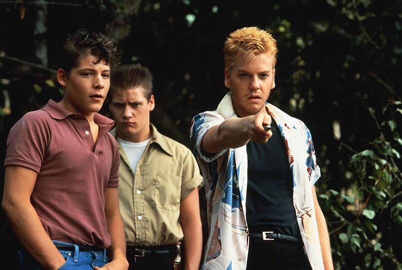 Auch die Rowdies Eyeball Chambers (Bradley Gregg, links), Vince Desjardins (Jason Oliver, Mitte) und deren Anführer "Ace" Merrill (Kiefer Sutherland) haben es sich zum Ziel gemacht, die Leiche zu finden. Auch die Rowdies Eyeball Chambers (Bradley Gregg, links), Vince Desjardins (Jason Oliver, Mitte) und deren Anführer "Ace" Merrill (Kiefer Sutherland) haben es sich zum Ziel gemacht, die Leiche zu finden.