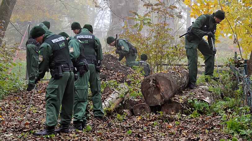 Polizisten suchten am Montag (31.10.2011)in und um den Augsburger Eiskanal nach Spuren, die möglicherweise zur Festnahme der Täter im Augsburger Polizistenmord führen können. In der Nacht zum Freitag (28.10.2011) war bei einer Schießerei ein Polizist getötet und eine weitere Beamtin verletzt worden. Die Täter flohen in ein großes Waldgebiet und wurden bisher nicht gefasst.