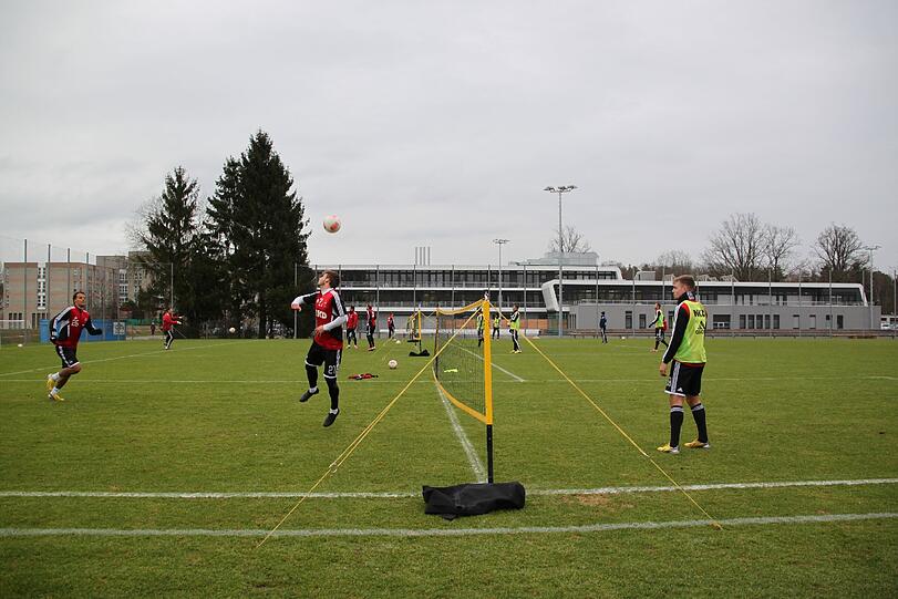 Fußballtennis zum Ausklang der Einheit.