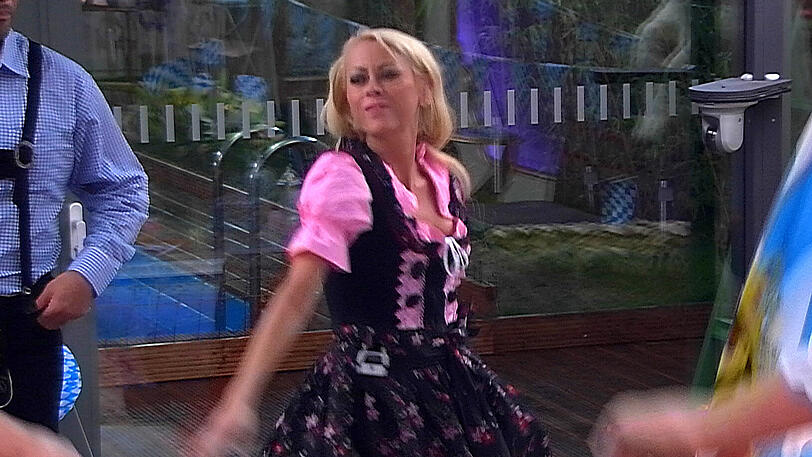 Oktoberfest-Stimmung im Big Brother Haus: Die Belohnung für ein von Natalia gewonnenes Match.