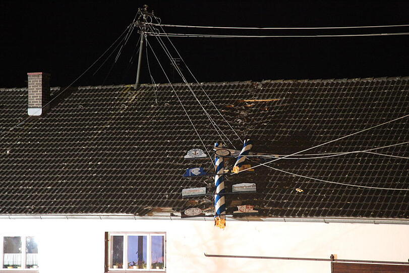 In Heldenstein krachte ein Maibaum auf ein Haus - und riss dabei eine Stromleitung ab.