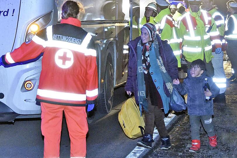 Ein 60-jähriger Fiat-Fahrer hatte einen Bus mit Flüchtlingen übersehen - die Beifahrerin starb, ein Kind wurde schwer verletzt.