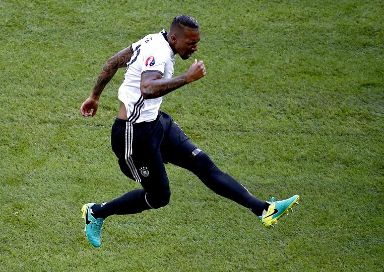 JÉROME BOATENG: NOTE 2.
Und wumm! Sein Knaller zum 1:0, das erste Länderspiel-Tor für den  
Abwehrboss. Stark auch seine Chip-Bälle in die Spitze. Führt im Grunde  
keine Zweikämpfe, er gewinnt einfach jedes Duell. Durfte sich  
frühzeitig schonen.
