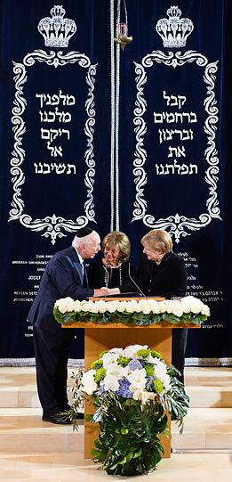 Angela Merkel bekam am Mittwoch die Ohel-Jakob-Medaille in Gold überreicht - die höchste Auszeichnung der israelitichen Kultusgemeinde.